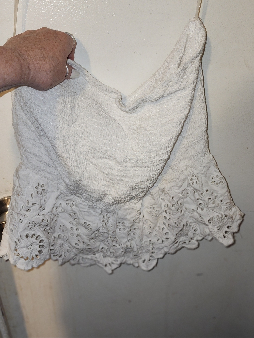 SLEEVLESS WHITE TOP EYELET DETAILS